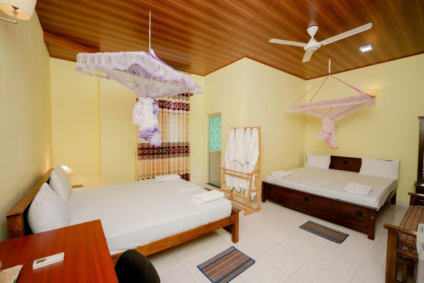 Suwani Pinnawala Homestay Exterior foto
