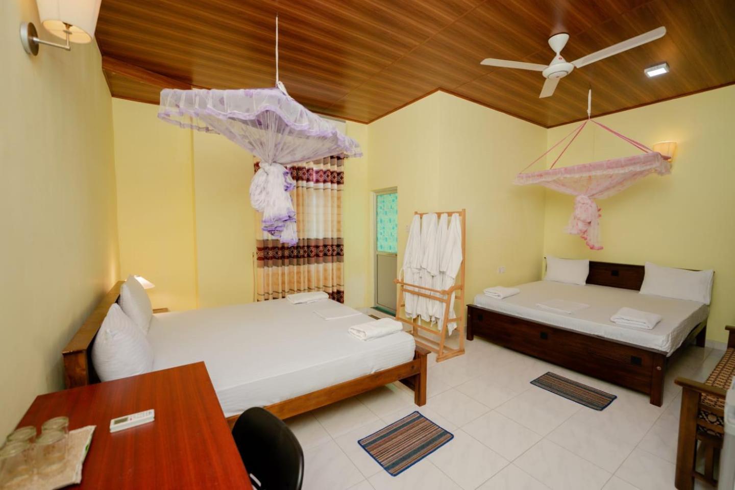 Suwani Pinnawala Homestay Exterior foto